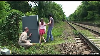 Trío Al Aire Libre Con Un Toque Voyeurista En Un Entorno Urbano