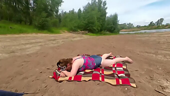 Milf Amateur Européenne Donne Une Éjaculation Sur La Plage