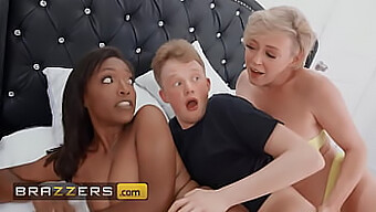 Dee Williams I En Hemmelig Trekant Med Jimmy Og Hendes Steddatter I En Brazzers Scene.