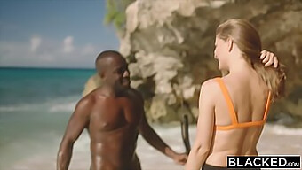 En Afroamerikansk Mann Har Uplanlagt Sex Under En Tur Med En Blondine.