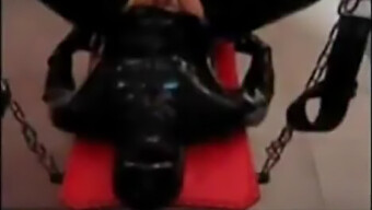 Amanta Îmbrăcată În Latex Domină Cu Un Strapon Și Strapon-Uri