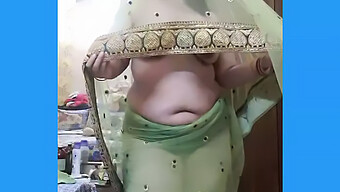 Tía Sexy Provoca A Su Marido En Saree Y Muestra Su Trasero